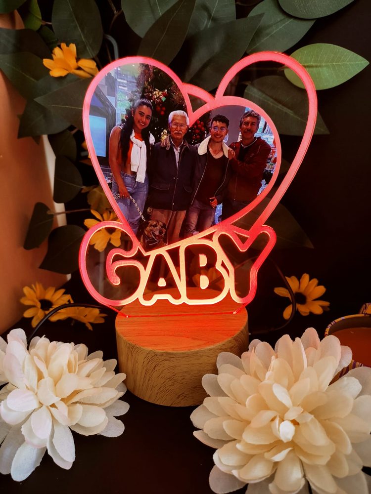 Lámpara de acrílico con foto a color en forma de corazón y el nombre Gaby, encendida en rojo