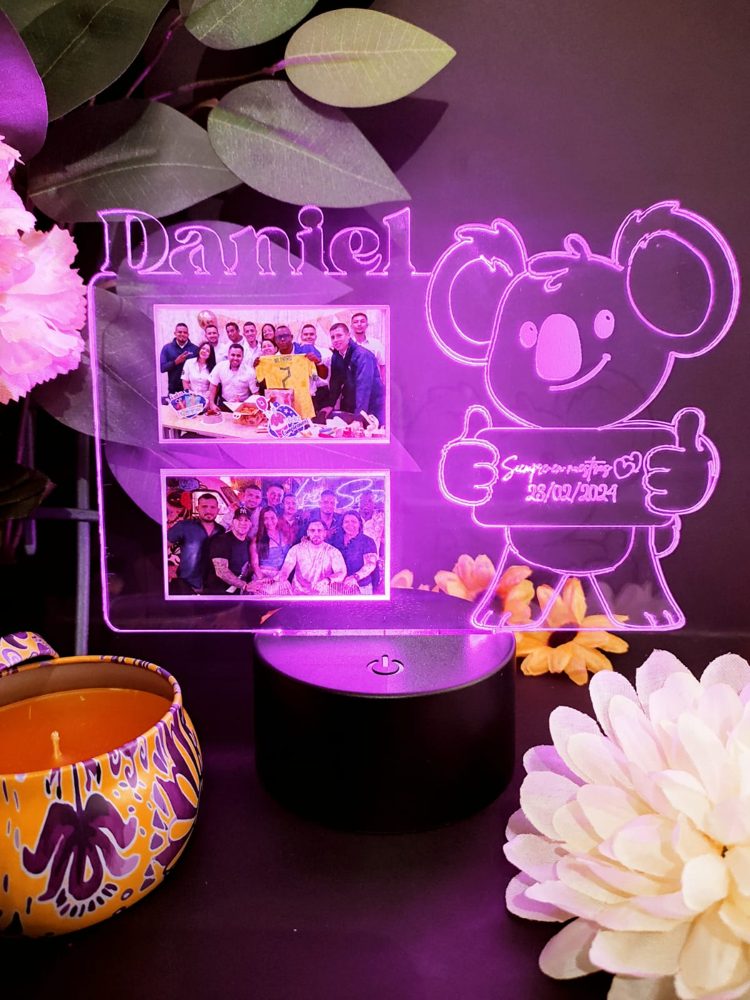 Lámpara con dos fotos, un koala y el nombre Daniel, encendida en morado