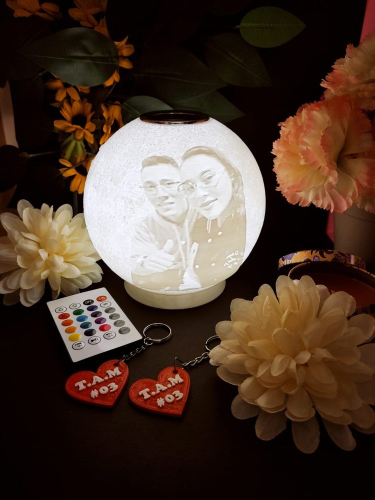 Luna litofanía con la foto de una pareja, encendida en blanco cálido